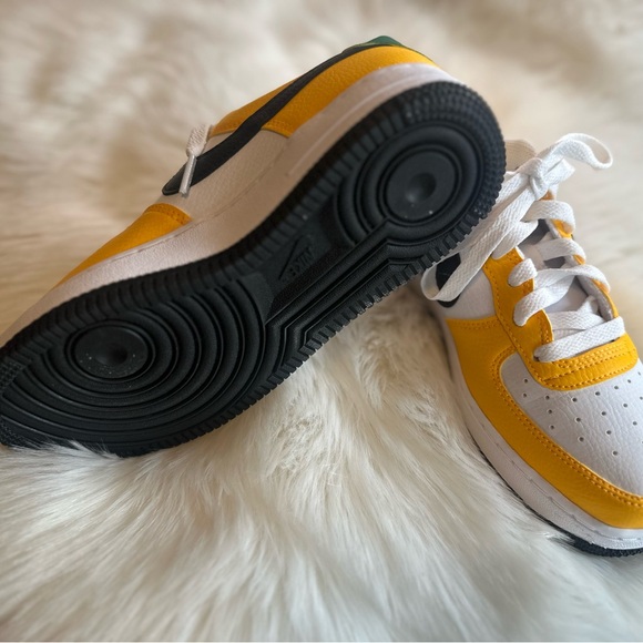 Nike Boy's Air Force 1 (Big Kid) University Gold/Black/Malachite 5Y Big Kid M - Picture 2 of 4